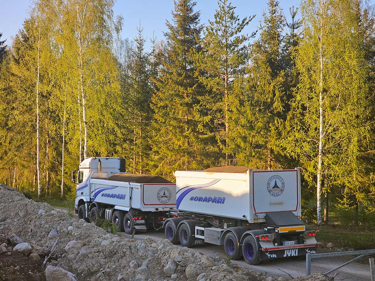 Maa- ja kiviainesten kuljetusta.